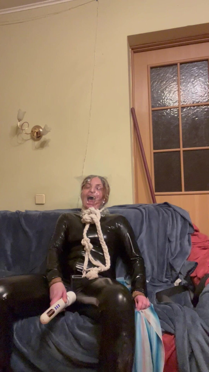Elena917: 2 Latex Catsuits and 5 Minutes in Plastic Bag