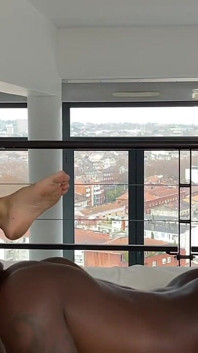 Bữa tiệc hậu môn và đi tiểu cho Melia 20 tuổi