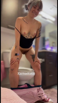 Kencing dengan payudara kecilku selalu membuatku puas!