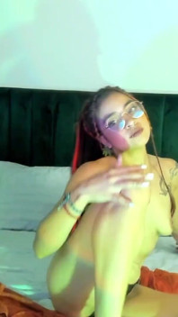 Une petite rousse sexy séduit pour se faire baiser