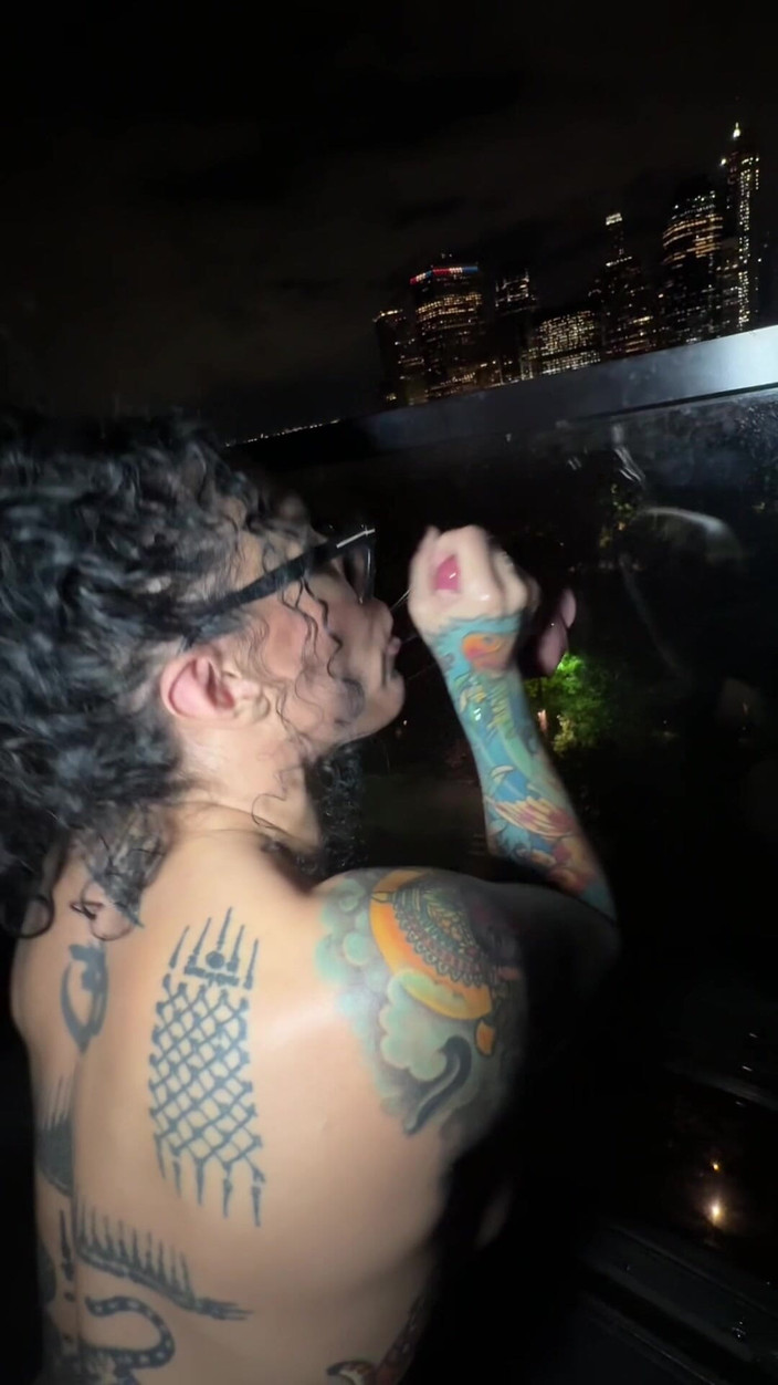 Bianca Bailee: 除了我的谈话之外，完全裸体...为你戏弄我湿润的阴户和脚，直到我爆炸。谁在抚摸这个？