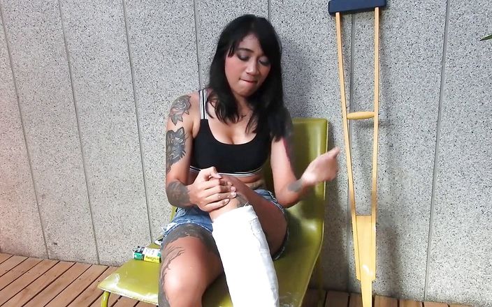 Asian Pussy Vision: Une modèle asiatique tatouée avec une jambe courte