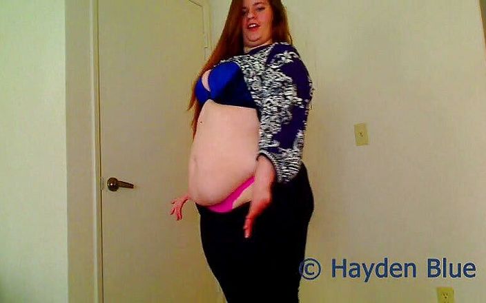 Hayden Blue: 从下方观看胖美女脱衣舞