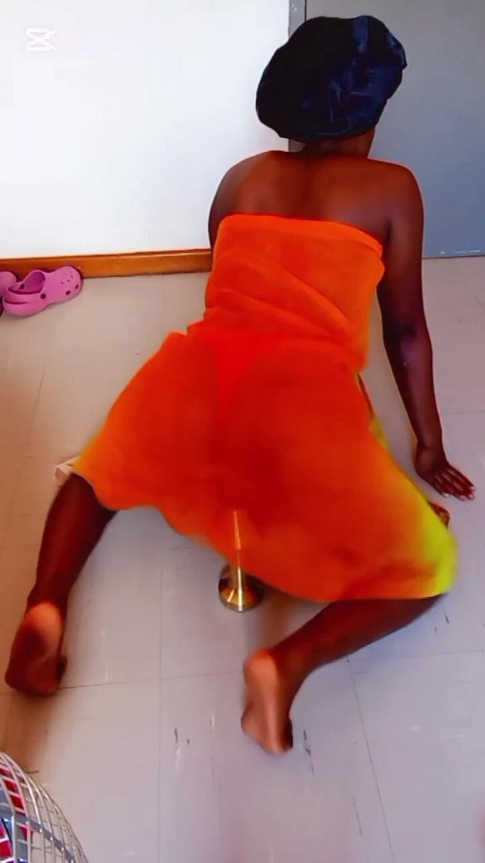 Xkiki: Minha madrasta me fez foder seu suporte de lâmpada