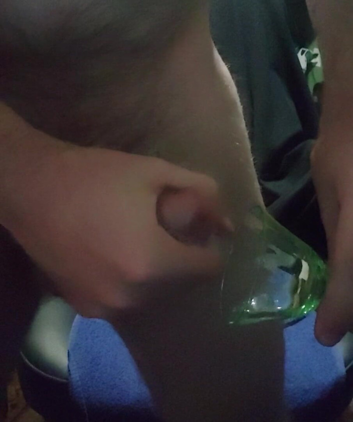 Reindy: Mírame ver porno y hacerme correrme en un pequeño vaso...