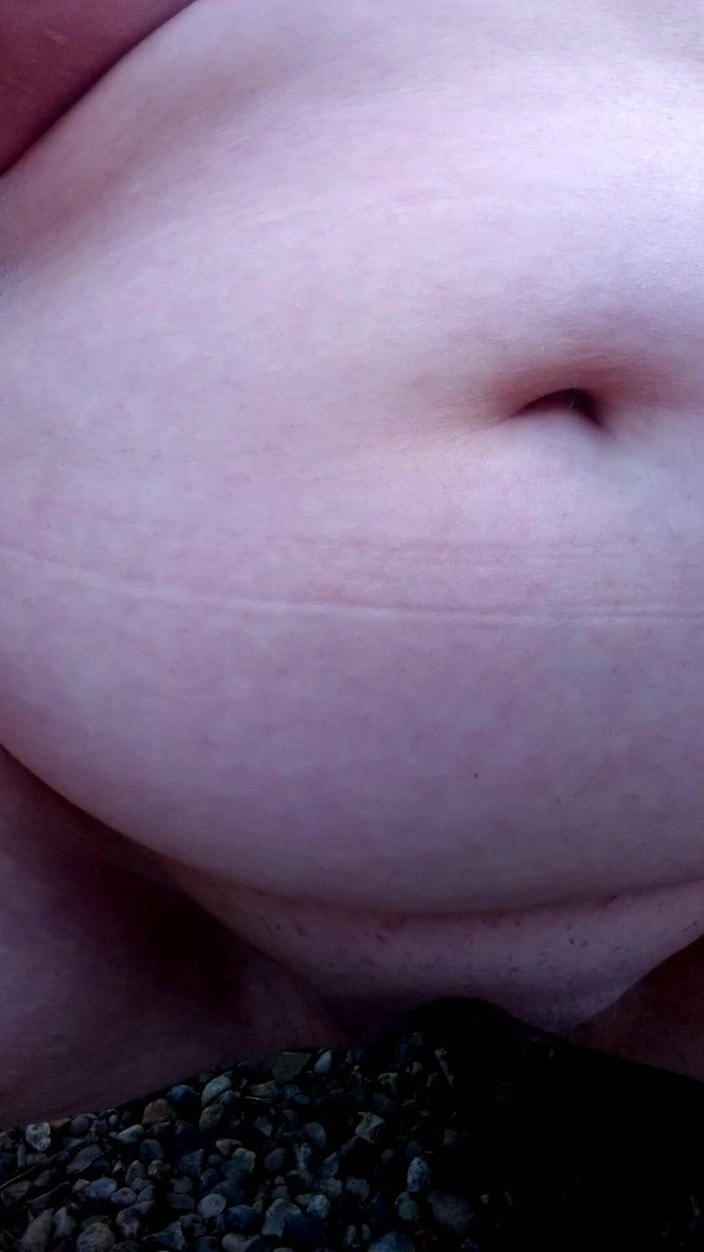 Hot-Pussy66: Urinat În Grădină