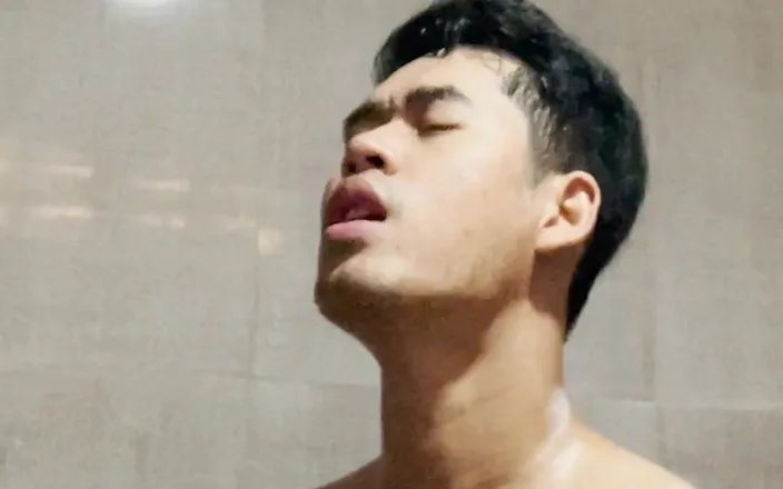 Apichat Booncharoen: Ron solo in bathroom