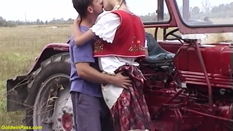Goldwin pass: Худа падчерка-аґрікультуристка відтрахана в анал на відкритому повітрі