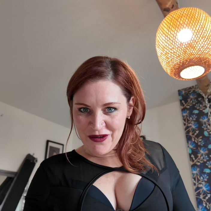 InannaJustice: Inanna Justice mengusik kaki pantyhose