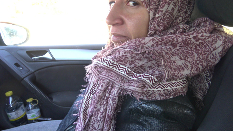 Souzan Halabi: 음란한 미국 남성에게 차에 핸잡을 해주는 터키 무슬림 여성