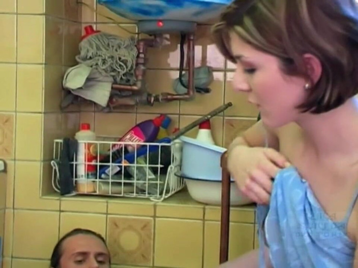 Chica Suicida DVD: Frumoasa soție Iva s-a futut cu instalatorul în baie