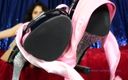 Rebecca Diamante Erotic Femdom: Tillbe söta Lucifers blanka rosa bikini på hennes sexiga fötter...