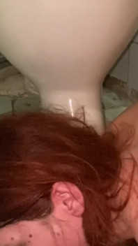 Toilette lecken, bürste von der toilette lutschen und spucke vom boden lecken