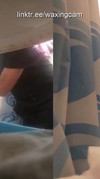 # 90 Služka koupe muže