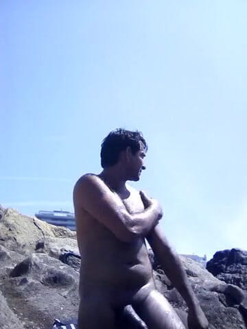 Boy top Amador: Molto eccitata sulla spiaggia nudista
