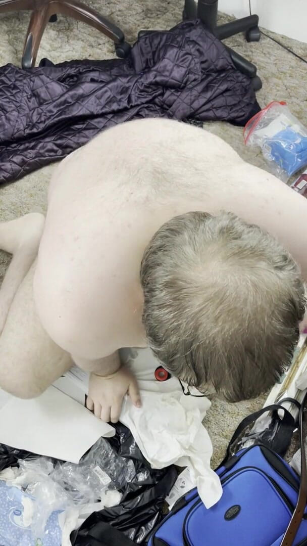 Chubbybidude: Пухлый би чувак скачет на дилдо