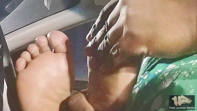 Foot Patrol: Kaki Sesi Kereta Menyembah Dengan Awek Montel Kegemaran Anda Ncfootgoddess