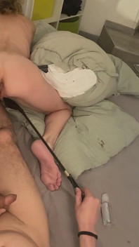 Soția slabă excitată adoră să fie lovită în poziția capră, jucându-și pizda ca o curvă