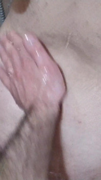 Gros cul et gros nichons dans la salle de bain se lave avec ma copine, elle aime beaucoup ça
