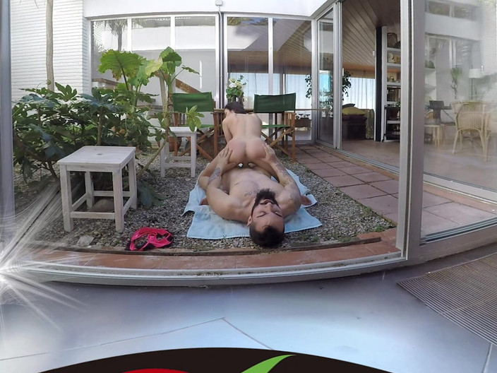 Thagson VR 360: 핑크 란제리를 입은 음란한 여친