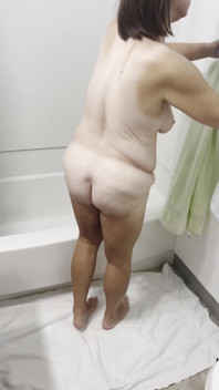 Rijpe Marie kleedt zich gehaast uit omdat ze moet plassen!