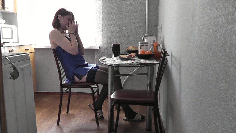 Assol: 妮。穿着色情内衣peignoir丝袜的性感Assol在厨房里煮咖啡。物神。美丽女人的情欲。完善