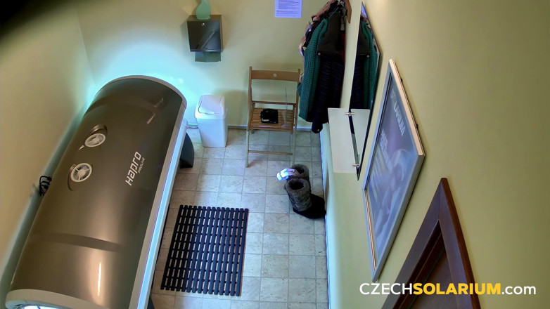 Czech Solarium: Solarium ceco 40: la mora mostra la sua figa con un...