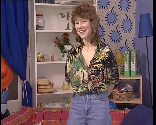 YOUR FIRST PORN: Une bombasse se rase le matin