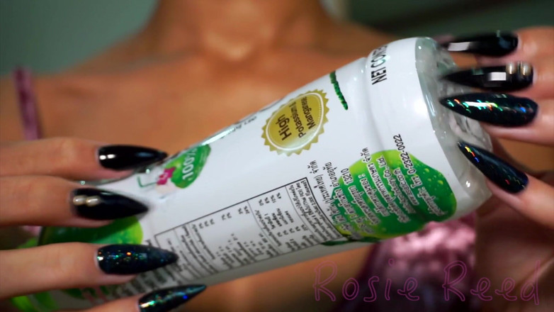 Rosie Reed: Botol kuku panjang seksi menoreh