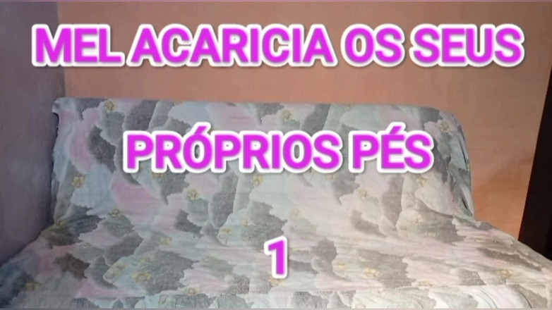 CasalGresopio: Mel si accarezza i suoi piedi 1