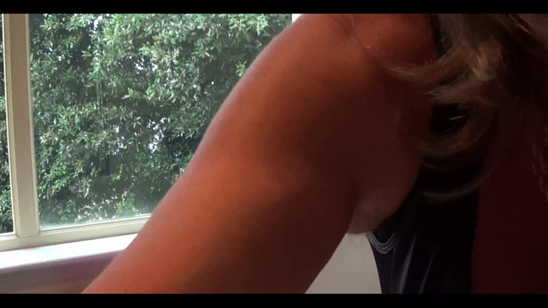 Mature Tina TV: ホットなミルフがディルドで遊ぶ