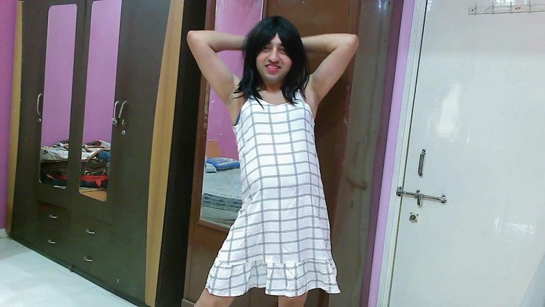 Cute & Nude Crossdresser: Beyaz gecelikli ve tangalı seksi kadın kılıklı travesti kadın tatlı...
