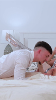 L'arrapata nelly kent viene seducente per un grosso cazzo