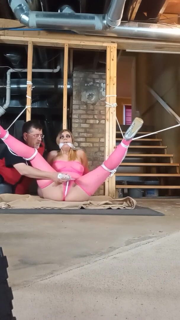 Tropical Lust: BTS bondage focení