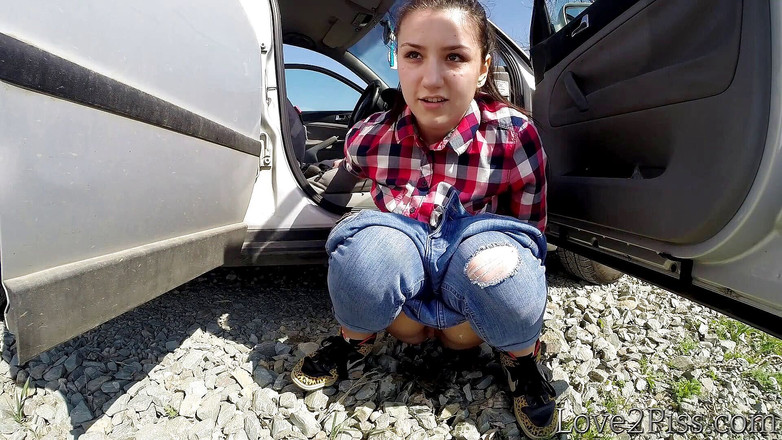 Love 2 Piss: Dia hampir ditangkap berkencing di hadapan kereta