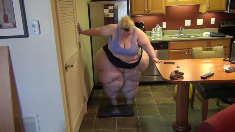 Full Weight Productions: SSBBW Bobbi Jo's misslyckade tramp &amp;sofa squash