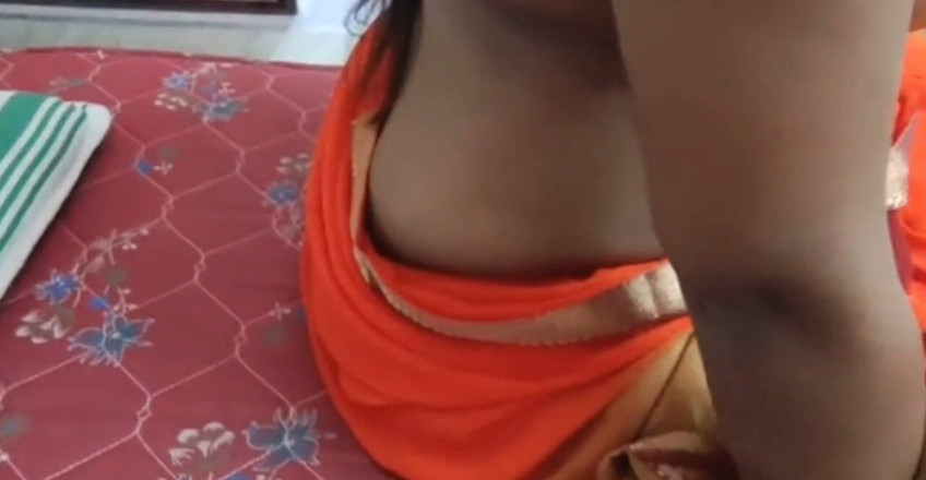 Kavitha_Vintho_: Indická tamilská tetička šla do chrámu Pak mluvila s manželem a šla...