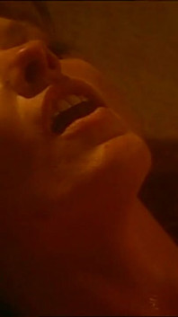 보지에 사정하는 거대한 자지에 따먹히는 관능적인 거유 빨간 머리 밀프