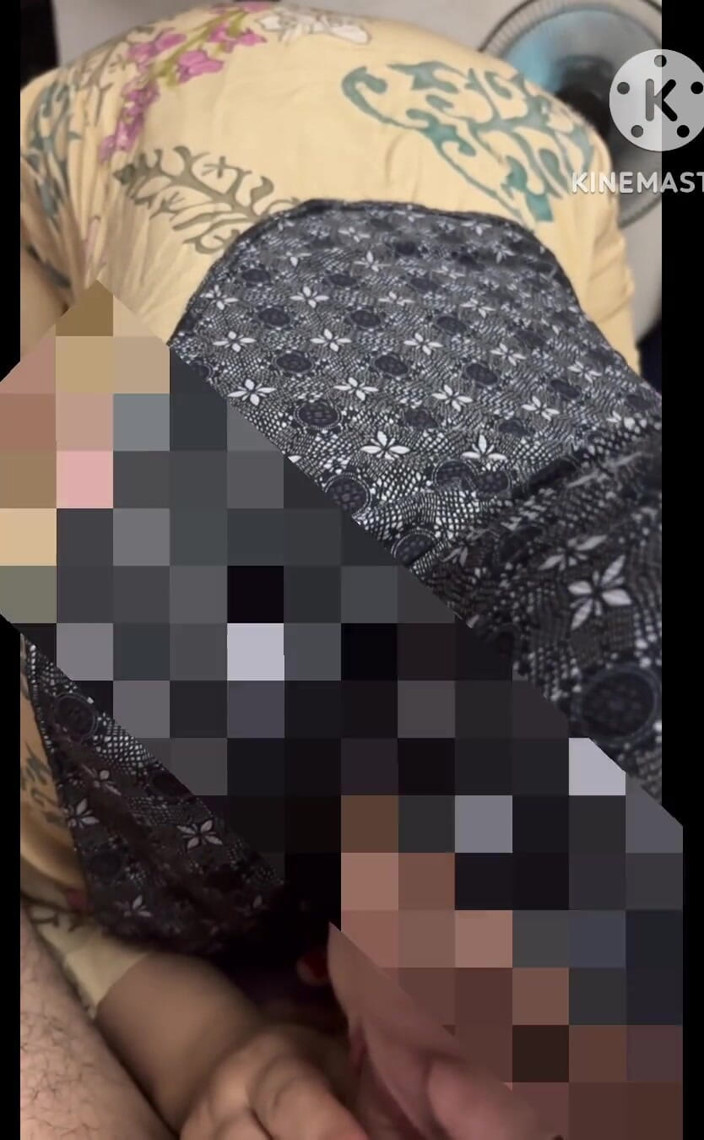 DanielAsian: Meisje in een Kurung-shirt nodigt de baas van het kantoor...