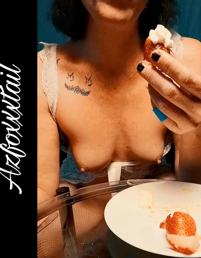 AzFoxxxTailPhelicia: Crème fouettée aux fraises 2