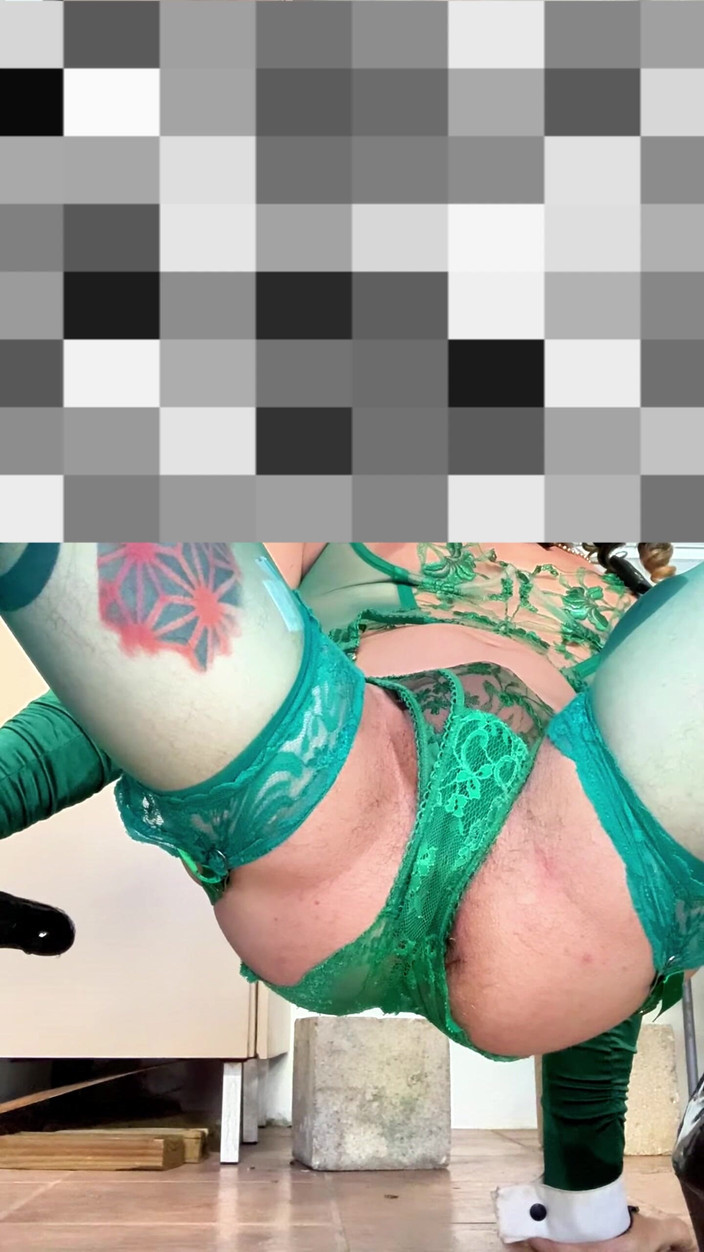 Benito414: Roztomilý Femboy, velmi sexy punčochy, spodní prádlo ukazující venku jeho...