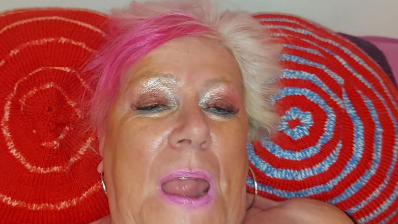 PureVicky66: Una troia matura bollente riceve un creampie