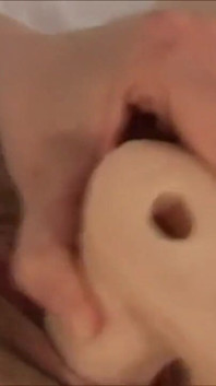 Amatorska masturbacja dildo w cipce i wysiada na sutki