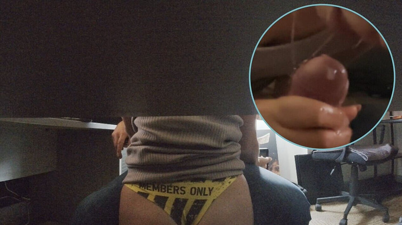 Private Sex Games: Versaute sekretärin. Ich betrete sein Büro. Ich lutsche ihn unter...