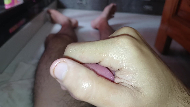 LoneFuckerz: Дрочка руками на день Святого Валентина під час перегляду порно