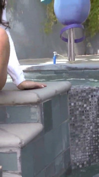 Junto a La Piscina Con Kortney Kane