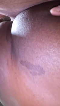 Une black se fait sodomiser sur un coin de la table et éjaculer dessus