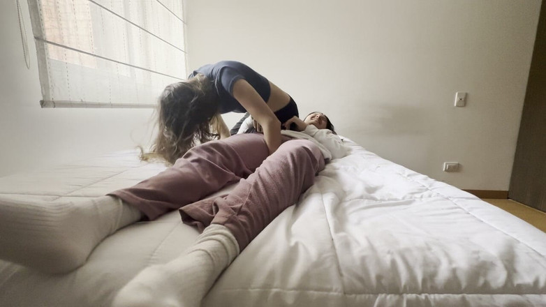 scarlettandc: Pajama wrestling femminile con che rimbalzano, cascate inaspettate e un...