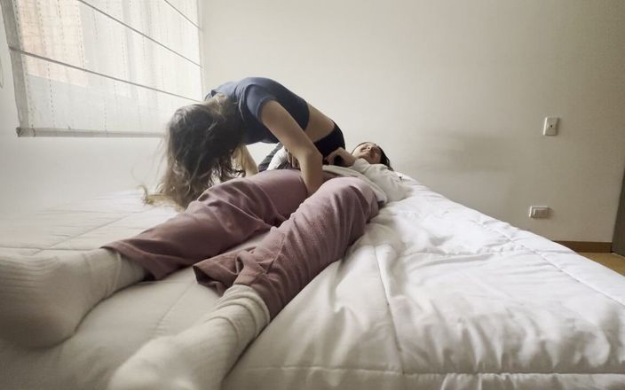 scarlettandc: Pyjamaworstelen voor vrouwen met stuiterende konten, onverwachte vallen en veel...