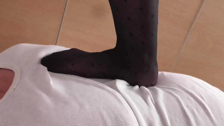 Femdom Austria: Trampeln in der küche auf ihren sklaven ehemann